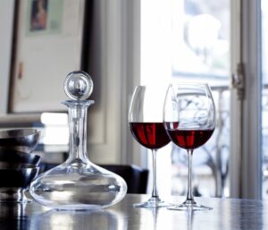 D√âGUSTATION GRAND BORDEAUX glass. Extra large and therefore ample, the glasses in the D√âGUSTATION collection allow for an optimal concentration of aromas and an extraction of the richness of the bouquet of wines tasted. Specifically developed for oenological tasting, the Bordeaux wine glasses are egg-shaped, whereas a tulip shape enhances Burgundy wines. Sold in a set of two, they are a perfect gift for wine lovers in search of purity and light.