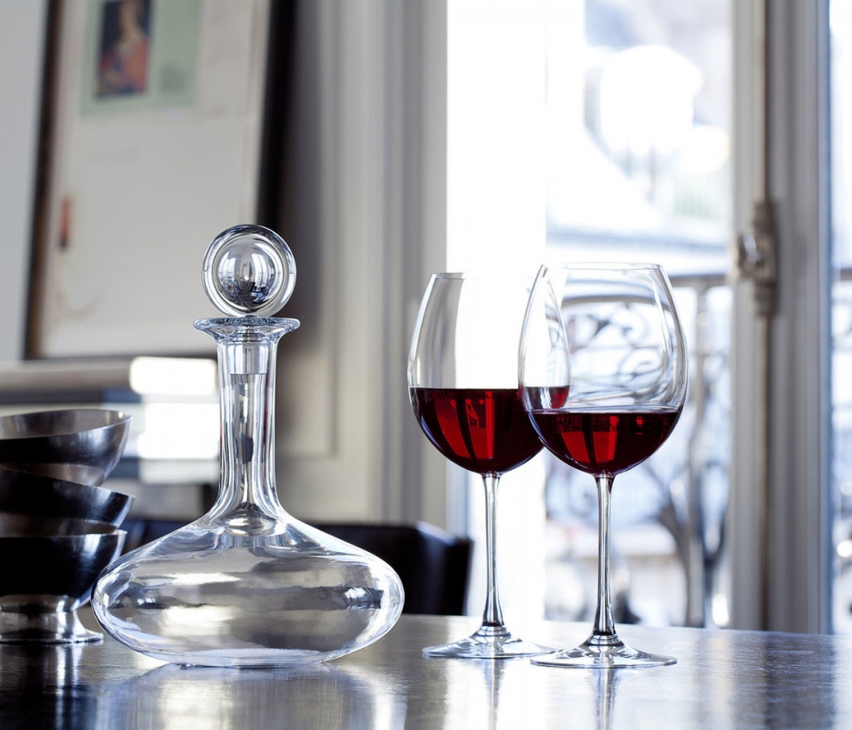 D√âGUSTATION GRAND BORDEAUX glass. Extra large and therefore ample, the glasses in the D√âGUSTATION collection allow for an optimal concentration of aromas and an extraction of the richness of the bouquet of wines tasted. Specifically developed for oenological tasting, the Bordeaux wine glasses are egg-shaped, whereas a tulip shape enhances Burgundy wines. Sold in a set of two, they are a perfect gift for wine lovers in search of purity and light.
