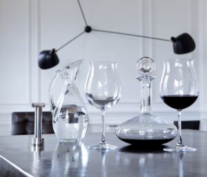 D√âGUSTATION GRAND BOURGOGNE glass. Extra large and therefore ample, the glasses in the D√âGUSTATION collection allow for an optimal concentration of aromas and an extraction of the richness of the bouquet of wines tasted. Specifically developed for oenological tasting, the Bordeaux wine glasses are egg-shaped, whereas a tulip shape enhances Burgundy wines. Sold in a set of two, they are a perfect gift for wine lovers in search of purity and light.