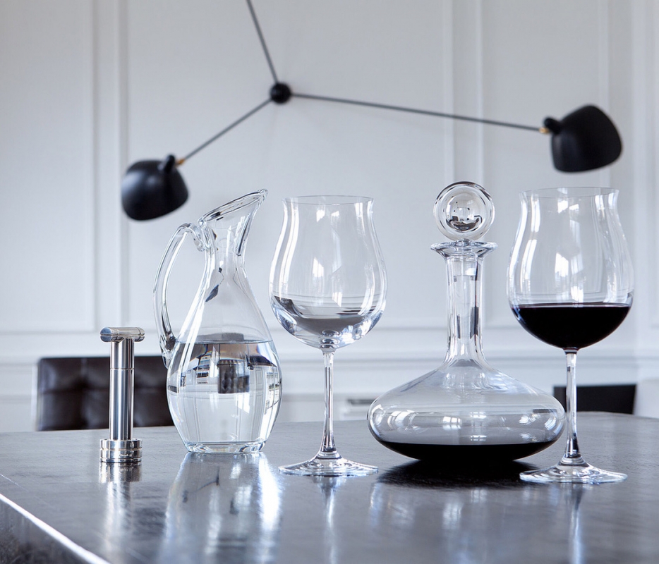 D√âGUSTATION GRAND BOURGOGNE glass. Extra large and therefore ample, the glasses in the D√âGUSTATION collection allow for an optimal concentration of aromas and an extraction of the richness of the bouquet of wines tasted. Specifically developed for oenological tasting, the Bordeaux wine glasses are egg-shaped, whereas a tulip shape enhances Burgundy wines. Sold in a set of two, they are a perfect gift for wine lovers in search of purity and light.