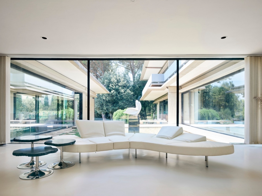 FLAP sofa by FRANCESCO BINFAR√â.The separate and differentiated inclination of each part enhances their synergy. Versatility that offers new expressions to the concept of relaxation. Anatomical dynamism that evolves to satisfy new desires.