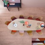 TABLE TWEED BY GARCIA CUMINI 2017.A MIX OF ORIGINALITY AND REFINEMENT, THE TWEED TABLE FEATURES SEVERAL ACCURATE STYLISTIC DETAILS. THE REMARKABLE WORK OF INLAYS AND THE GRAIN OF THE WOOD FORM A BEAUTIFUL DECORATION WITH SYMBOLS THAT RECALL THE VEINS OF A LEAF AND GIVE THE TOP A GREAT VISUAL LIGHTNESS. A SOLID AND TIMELESS TABLE, MADE TO BE HANDED DOWN FROM GENERATION TO GENERATION.