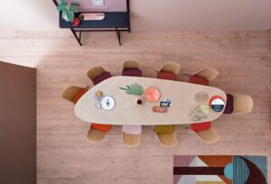 TABLE TWEED BY GARCIA CUMINI 2017.A MIX OF ORIGINALITY AND REFINEMENT, THE TWEED TABLE FEATURES SEVERAL ACCURATE STYLISTIC DETAILS. THE REMARKABLE WORK OF INLAYS AND THE GRAIN OF THE WOOD FORM A BEAUTIFUL DECORATION WITH SYMBOLS THAT RECALL THE VEINS OF A LEAF AND GIVE THE TOP A GREAT VISUAL LIGHTNESS. A SOLID AND TIMELESS TABLE, MADE TO BE HANDED DOWN FROM GENERATION TO GENERATION.