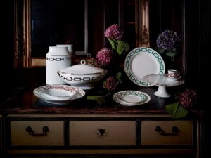 CATENE COLLECTION by GI√ì PONTI. This pattern , the emblem of modern geometric lines is composed of interwoven chain that shape the graphic frame of the CATENE collection.