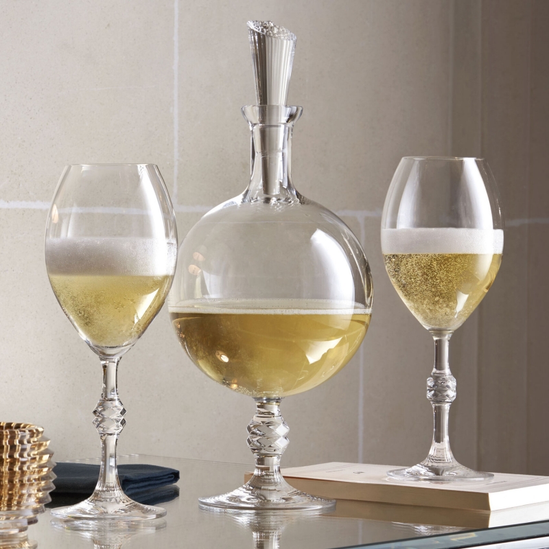 JCB PASSION champagne glasses and decanter. Baccarat unveils its very first champagne decanter. Signed JEAN-CHARLES BOISSET, this exclusive creation exalts the finesse of the bubbles and reveals the depth of the aromas.