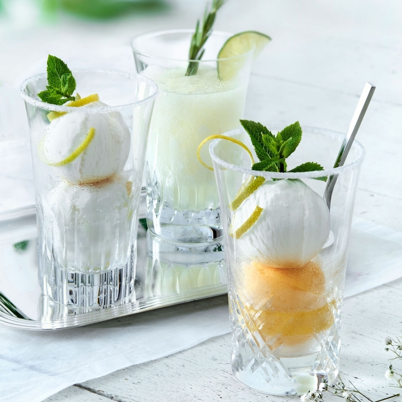 EVERYDAY BACCARAT GRANDE. A set of crystal highballs offered in six iconic Baccarat cuts: Pontils, small diamond cuts, deep vertical and horizontal beveled cuts, and small flat cuts. The mix and match trend now offered in a new size is perfect for cocktails, long drinks, beers and more. The glasses are versatile and can be used for multiple daily occasions, day and night; morning, brunch, lunch, tea and cocktail time, with cold or hot beverages. This box contains 6 highballs: the Beluga, Etna, Vega, Biba, Stella and the Rosa measuring 14 cm.