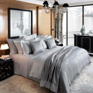 MADE IN ITALY FROM EXTRA-LONG STAPLE EGYPTIAN COTTON, PURE FLAX LINEN, AND LUXURIOUS SILK, OUR DUVETS EMBODY ELEGANCE AND FEEL EXQUISITE TO THE TOUCH
