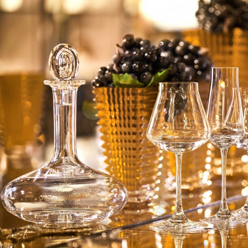 Baccarat OENOLOGIE young wine decanter. The OENOLOGIE decanter in clear crystal is ideal for airing a young wine and releasing its flavors. The shape recalls the volumetric bottles seen in laboratories. The OENOLOGIE decanter in clear Baccarat crystal is a magnificently crafted piece and an essential tool for wine tasting. Its functional form is lifted thanks to the fabulous Baccarat clear crystal and refined design. The elegant, fine neck gracefully merges into the decanter's curves. The silhouette is crowned with an elongated stopper in clear Baccarat crystal. The OENOLOGIE collection also includes red wine glasses, a highball and a champagne flute, as well as a decanter designed for young wines.