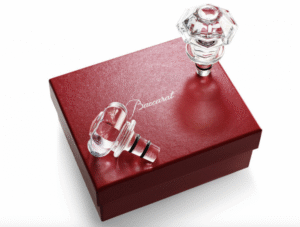 The TIP TOP gift set is the indispensable accessory for all wine enthusiasts. A pair of crystal stoppers as a gift with your favourite wine.   The ingenious TIP TOP adds a touch of glitz to every bottle, and a shade of elegance to your dinner table.