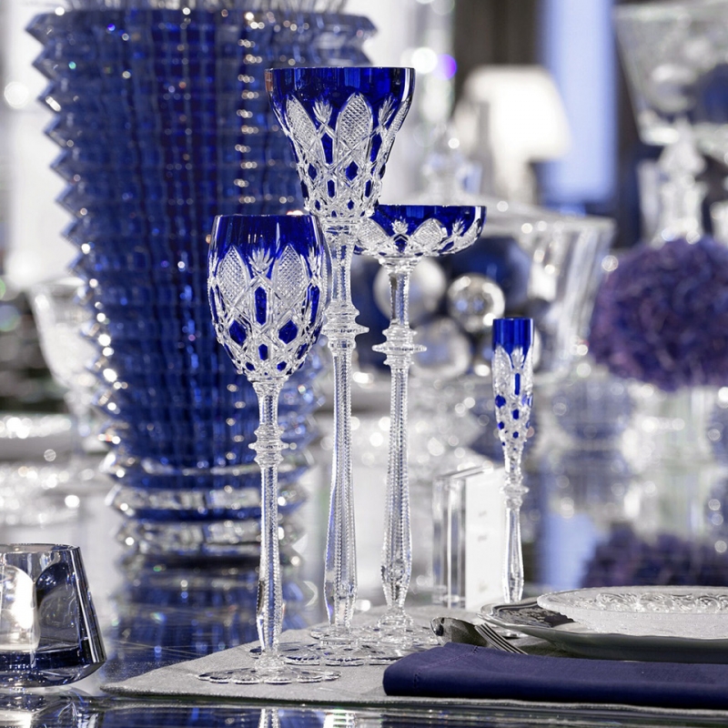 Crystal glasses TSAR. Created for Tsar Nicholas II, this clear crystal glass - overlaid in coloured crystal with a high stem, a scalloped base, and diamond and palm leaf decorations - is spectacular. In a range of three different colours, this exceptional set won over many aristocrats in the Imperial Court and is to this day a reflection of the House of Baccarat's excellence. Glasses in three different sizes and champagne flutes are available, for an exceptional, royal meal.