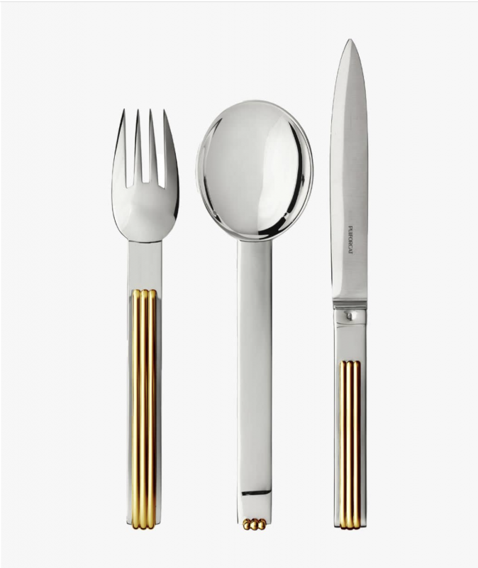 DEAUVILLE cutlery collection. At the time of expanding seaside tourism, elegant villas and the renowned construction of the celebrated sea bath cabins, DEAUVILLE  was rich in architectural influences that inspired JEAN PUIFORCAT. In 1937, he designed a cutlery collection with a solid, slightly curved handle and three rectilinear grooves that subtly capture light. A highly contemporary signature.