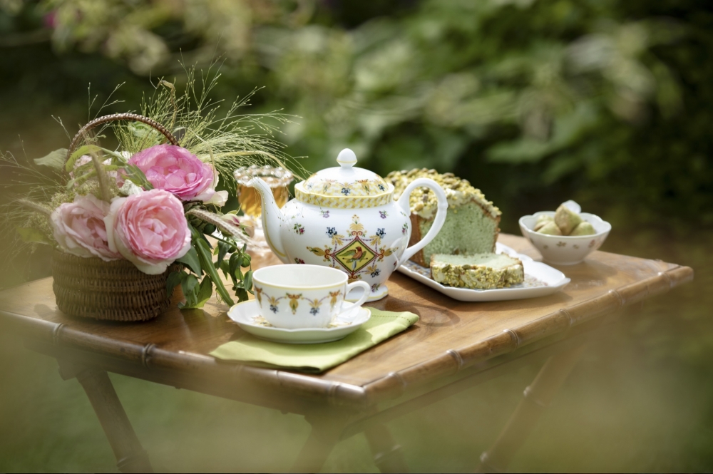 TRIANON collection. The TRIANON collection evokes the intimate elegance of the Petit Trianon at Versailles. Featuring neoclassical motifs, delicate reliefs, and graceful architectural lines, TRIANON porcelain captures aristocratic refinement and understated luxury. Designed for both functional use and decorative display, it embodies timeless French elegance.